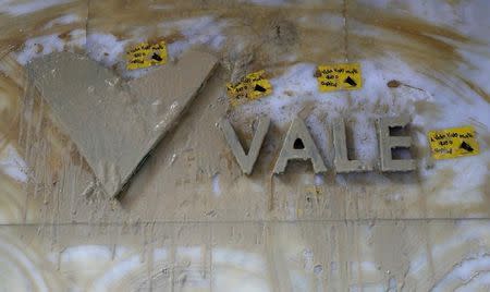 A logo of Brazilian mining company Vale SA is pictured in front of the headquarters of the company in downtown Rio de Janeiro, Brazil, November 16, 2015. REUTERS/Sergio Moraes