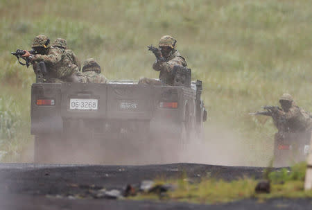 Japanese Ground Self-Defense Force members take part in an annual training session near Mount Fuji at Higashifuji training field in Gotemba, Japan August 23, 2018. REUTERS/Kim Kyung-Hoon