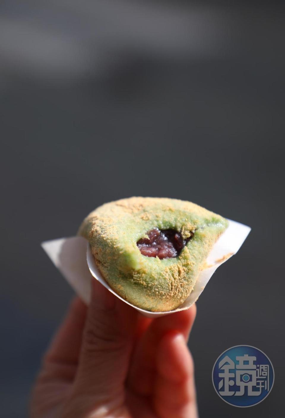 微溫的「艾草餅」包著紅豆粒，甜味與苦味平衡得恰好。（150日圓／個）