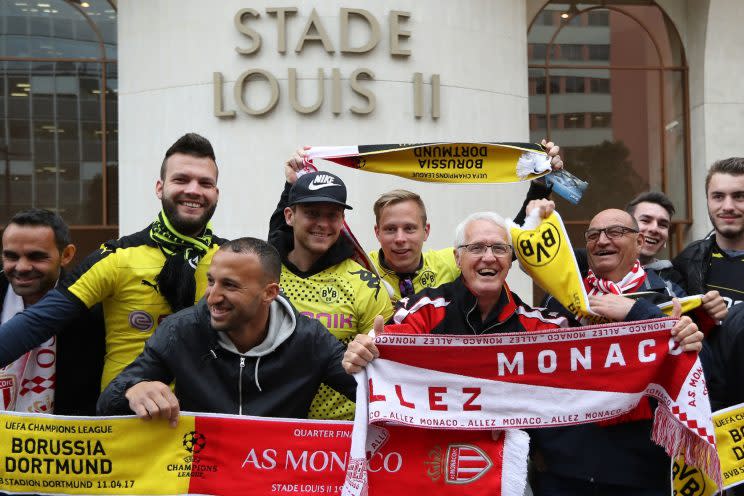 <p>Après les événements tragiques de la semaine dernière, les fans de Monaco et de Dortmund se sont liés d’une superbe amitié. Des supporters monégasques ont même lancé une initiative sur Twitter pour accueillir des Allemands après le match. (AFP)</p>