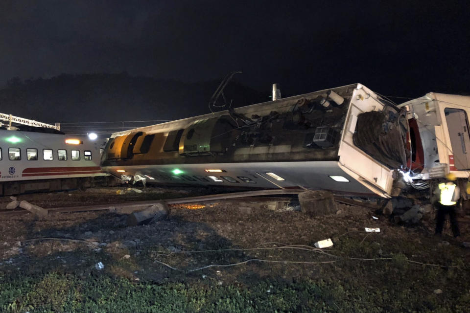 Train derails in Taiwan