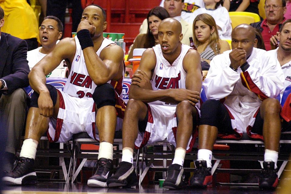 MIAMI, :  Miami Heat center Alonzo Mourning (L), forward Bruce Bowen (C) and guard Tim Hardaway (R) watch the remaining few minutes of their game against the Charlotte Hornets from the bench during their 1st round playoff game 21 April 2001 at the American Airlines Arena in Miami, Florida. Charlotte took game one of the five game series by beating the Heat 106-80.   AFP PHOTO/RHONA WISE (Photo credit should read RHONA WISE/AFP via Getty Images)