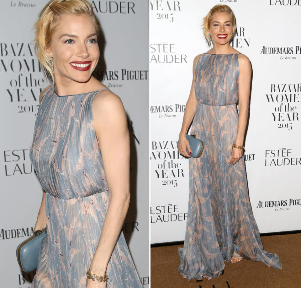 Herzklopfen pur: Bei den “Harper’s Bazaar”-Women of the Year-Awards in London trug Schauspielerin Sienna Miller ein in Taubenblau und Nude gemustertes Plisseekleid, das so perfekt mit ihrem Teint harmonierte, dass es fast so wirkte, als hätte Valentino den Look eigens für sie entworfen. Sienna kombinierte den Look mit viel Fingerspitzengefühl mit einer farblich passenden Box-Clutch, zartem Goldschmuck und leuchtend roten Farbakzenten auf Lippen und Fingernägeln. (2. November 2015, Bilder: Getty Images)