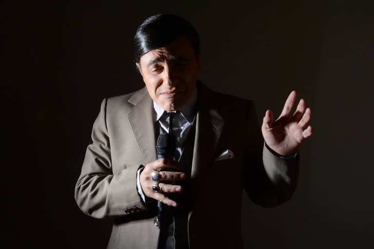 Luis Longhi como Mario Cárdenas