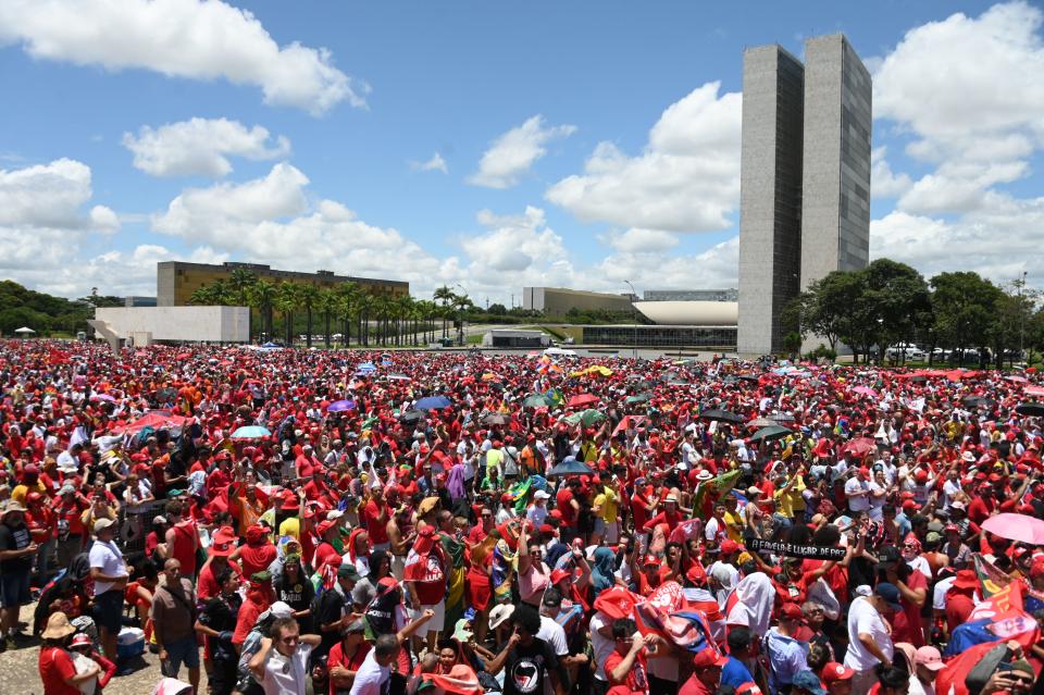 Apoiadores de Lula na Pra&#xe7;a dos Tr&#xea;s Poderes, em Bras&#xed;lia (Foto: EVARISTO SA/AFP via Getty Images)