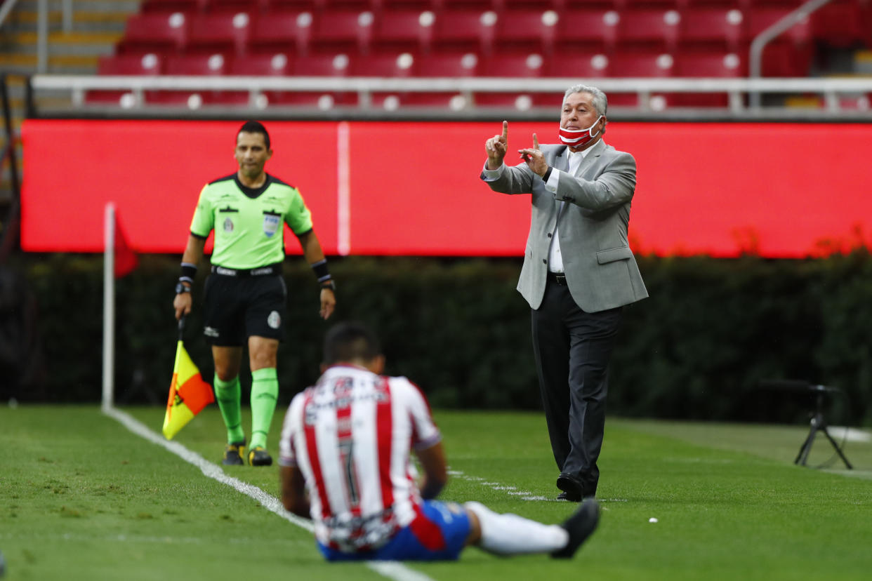 ZAPOPAN, MEXICO - AUGUST 29: Victor Vucetich coach of Chivas gives instructions to his players during the 7th round match between Chivas and Pachuca as part of the Torneo Guard1anes 2020 Liga MX at Akron Stadium on August 29, 2020 in Zapopan, Mexico. (Photo by Refugio Ruiz/Getty Images)