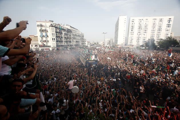<p>Une immense foule aux couleurs vert et blanc a acclamé les nouveaux champions d'Afrique de football à Alger. </p>