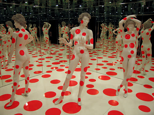 Instalación de Yayoi Kusama en el Mattress Factory Art Museum (Pittsburgh, PA).