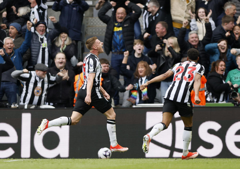 Harvey Barnes del Newcastle United celebra tras anotar al final del encuentro ante el West Ham de la Liga Premier en St. James' Park el sábado 30 de marzo del 2024. (Richard Sellers/PA via AP)