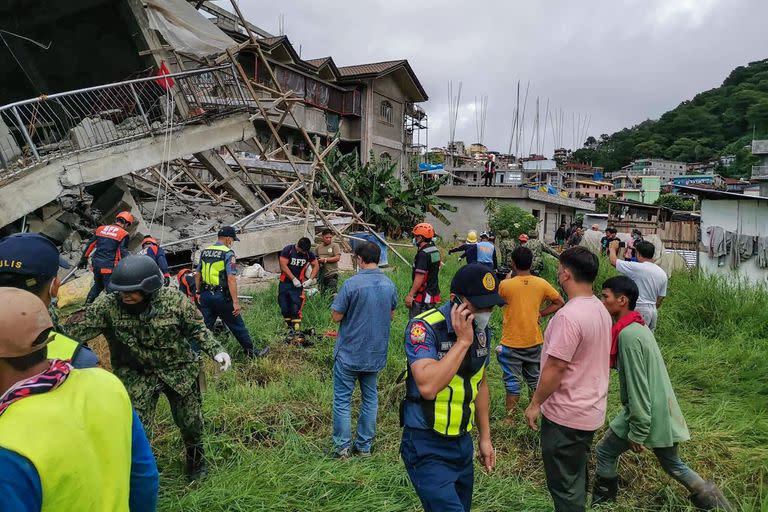 Un equipo de rescate en el lugar de un edificio derrumbado en La Trinidad, en la provincia de Benguet, el 27 de julio de 2022, después de que un terremoto de 7,0 grados de magnitud sacudiera el norte de Filipinas.