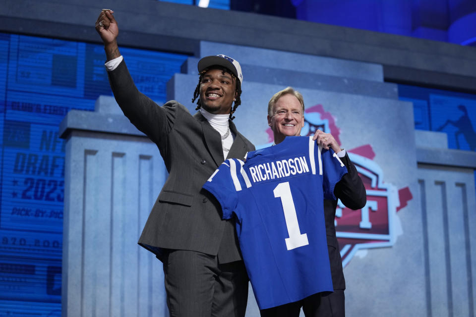 Rozgrywający z Florydy Anthony Richardson świętuje z komisarzem NFL Rogerem Goodellem po tym, jak został wybrany przez Indianapolis Colts z czwartym numerem w drafcie NFL.  (Zdjęcie AP/Jeff Roberson)