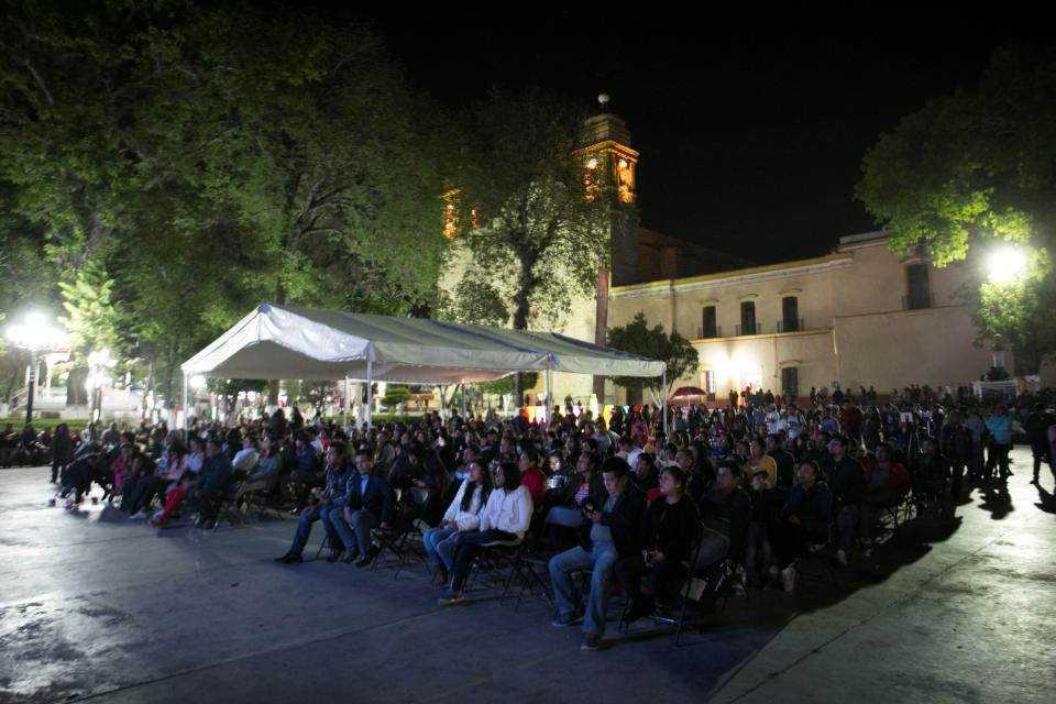 <p>TLAXIACO (MÉXICO), 24/02/2019.- Habitantes de la población de Tlaxiaco, en el estado de Oaxaca (México), lugar de nacimiento de la actriz Yalitza Aparicio, siguen en directo este domingo, la entrega de los premios Óscar. Los tres Óscar logrados hoy por “Roma”, de Alfonso Cuarón, se unen a las estatuillas conseguidas hasta ahora por profesionales del cine mexicano en la historia de unos premios que por primera vez celebraron el talento de sus vecinos en 1950 y que tenía a Anthony Quinn como su representante más galardonado. EFE/ Mario Arturo Martínez </p>