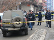 <p>Polizeibeamte sichern das Gebiet in der nordkosovarischen Stadt Mitrovica, in dem kurz zuvor der mit Abstand bekannteste kosovarisch-serbische Politiker Oliver Ivanović durch Schüsse ermordet wurde. Über den oder die Täter ist noch nichts bekannt. Politische Konsequenzen hat der tödliche Anschlag jedoch bereits. Der in Brüssel seit Langem unterbrochene Dialog zur Normalisierung der gegenseitigen Beziehungen zwischen Serbien und dem Kosovo soll zeitnah wieder aufgenommen werden. (Bild: ddp Images / Erkin Keci / Anadolu Agency) </p>