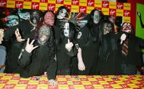 <p>Viele nannten sie lange Zeit nur verächtlich "Die mit den Masken": Zu Beginn ihrer Karriere sollte niemand die Namen oder die Gesichter von Slipknot kennen. Wozu der Horror-mäßige Aufwand? Die Musik sollte angeblich für sich sprechen ... (Bild: 2004 Getty Images/Jo Hale)</p> 