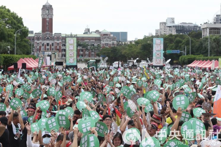 地球公民基金會等環保團體6月25日發起「看見亞泥—搶救太魯閣」大遊行，表達改革礦業法、撤銷亞泥展延、守護山林土地等訴求。圖為參與民眾在凱道排出台灣圖案，希望政府正視環保問題。(中央社)