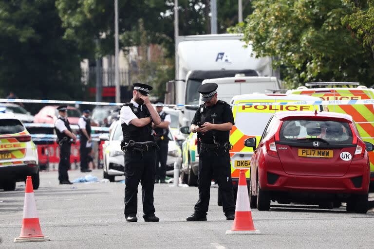 Agentes de policía montan guardia en Hart Street en Southport, noroeste de Inglaterra, el 29 de julio de 2024, tras un ataque con cuchillo.
