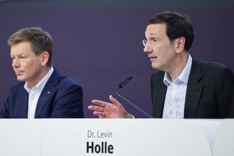 Levin Holle (R), Chief Financial Officer of Deutsche Bahn, speaks at the press conference. Deutsche Bahn presents the balance sheet for 2023. Hannes P. Albert/dpa