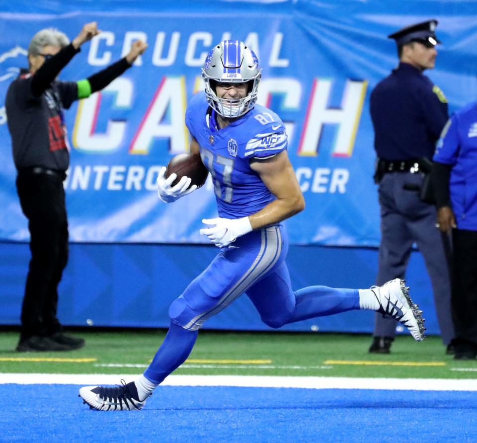 Detroit Lions tight end Sam LaPorta (87) catches a touchdown pass against the Carolina Panthers during first-half action at Ford Field in Detroit on Sunday, Oct, 8, 2023.