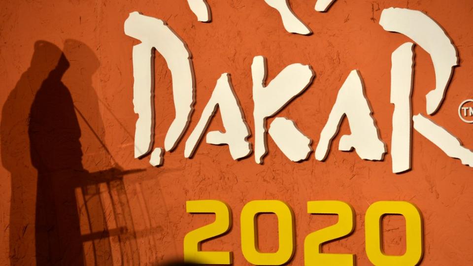 Cette année, le Dakar quitte l'Amérique du Sud pour prendre une destination qui fait polémique : l'Arabie Saoudite. C'est la première fois que cette course à étapes se déroule du côté du Moyen-Orient. Le favori ? Le Qatari Nasser al-Attiyah, vainqueur en 2019. (crédit AFP)