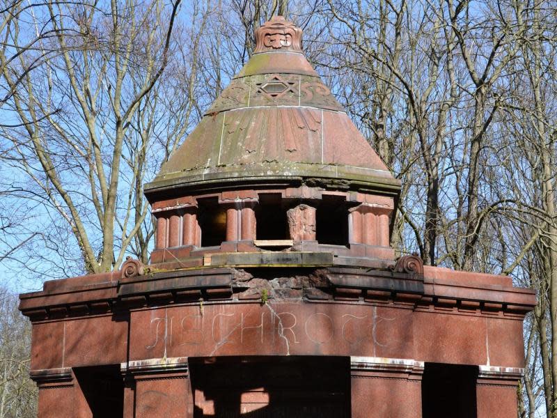 Das Mausoleum für Anna und den Königlich Preußischen Geheimen Kommerzienrat Sigmund Aschrott fällt schon durch seine Größe auf - der Geschäftsmann ließ es von dem gleichen Architekten bauen, der das Völkerschlachtdenkmal in Leipzig entworfen hatte. Foto: Andreas Heimann