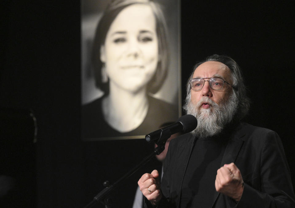 Der russische Ideologe Alexander Dugin, Politikwissenschaftler und ehemaliger Professor an der Staatlichen Universität Moskau, spricht während der Abschiedszeremonie für seine Tochter Daria Dugina (Bild: Dmitry Serebryakov/AP/dpa)