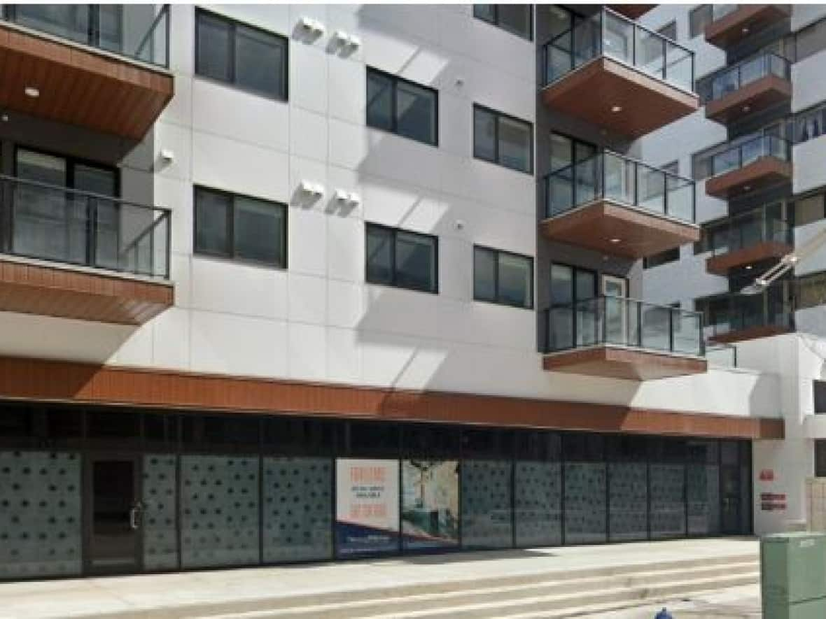 An apartment complex at 100th Avenue and 108th Street has empty retail space on first floor.  (Adam Shamchuck - image credit)