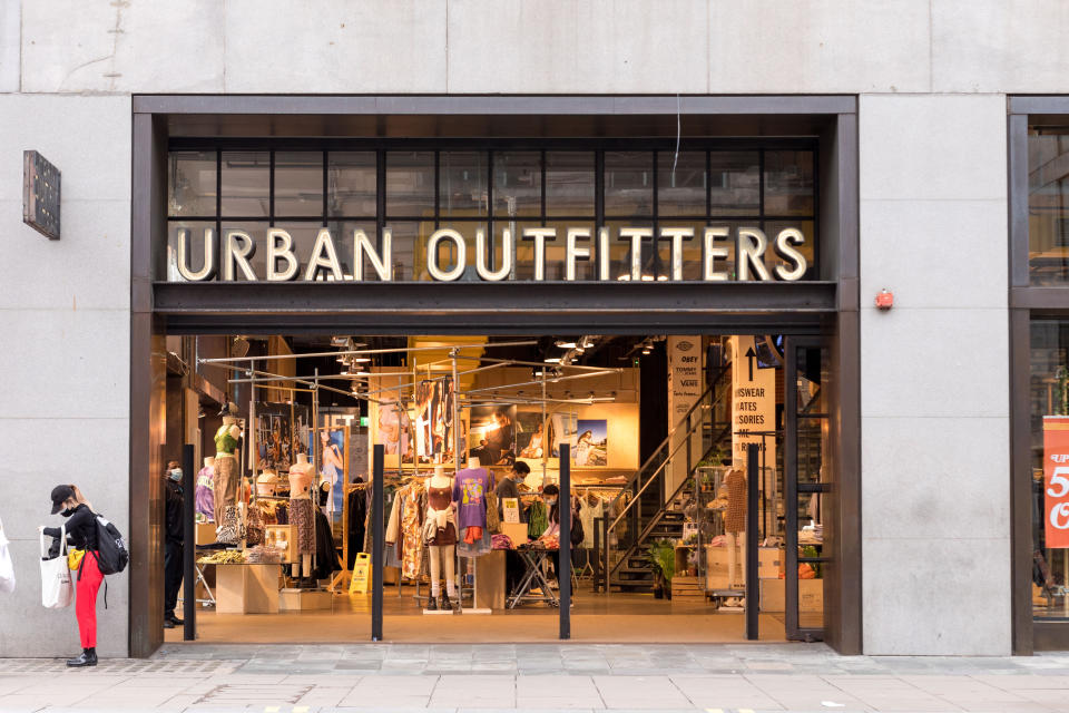 Bei Urban Outfitters gibt es gerade jede Menge Schnäppchen. (Bild: Belinda Jiao/SOPA Images/LightRocket via Getty Images)