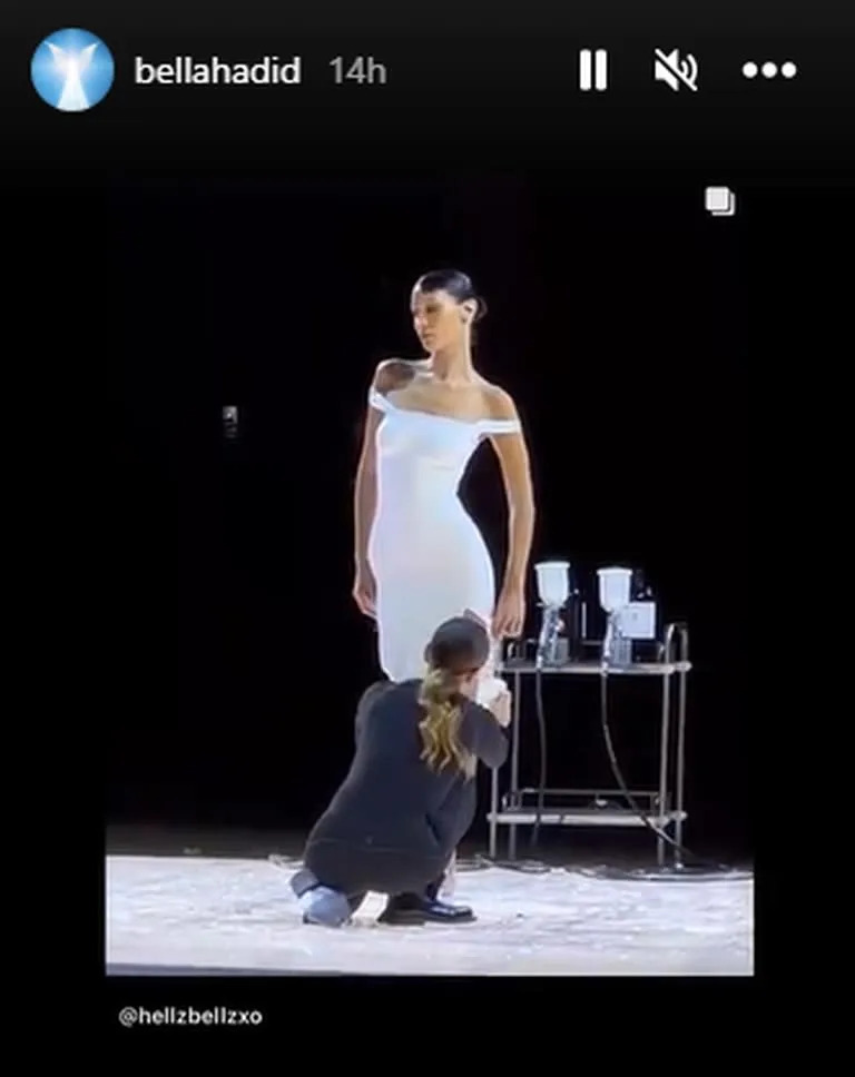 Bella Hadid mostró en sus redes sociales cómo fue el momento en que le armaron el vestido con aerosol (Foto: Captura Instagram/@bellahadid)