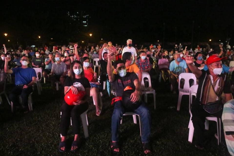 Members of the public cheer on Hannah Yeoh during a ceramah at Taman Sejahtera, Segambut November 12, 2022. — Picture by Choo Choy May