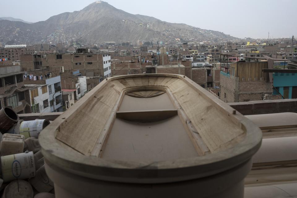 Un nuevo ataúd hecho especialmente para las víctimas de COVID-19, se almacena en una fábrica de ataúdes en el barrio Juan de Lurigancho de Lima, Perú, el jueves 4 de junio de 2020. A medida que aumenta rápidamente el número de muertes de COVID-19 en Perú, el país sudamericano se está convirtiendo en uno de los epicentros del brote del virus en América Latina. (AP Foto/Rodrigo Abd)