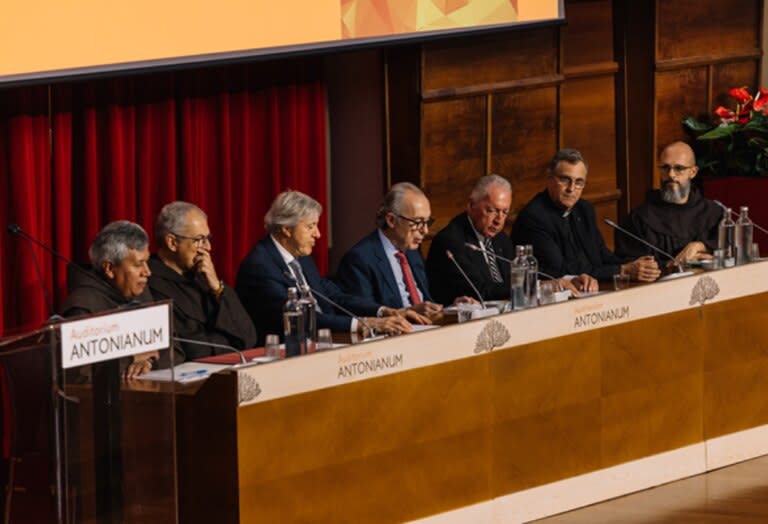 Fray Agustín Hernández Vidales, Rector de la Universidad Antonianum; Fray Massimo Fusarelli, Ministro Gral. de la Orden de los Franciscanos Menores (OFM); Luis Alberto de la Cuenca; Daniel Funes de Rioja; Padre Ignacio Doñoro Moderador del acto