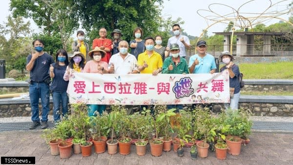 西拉雅風管處邀關子嶺在地協會及業者種植蜜源植物，營造蝴蝶遊樂園優質環境。 （記者李嘉祥攝）