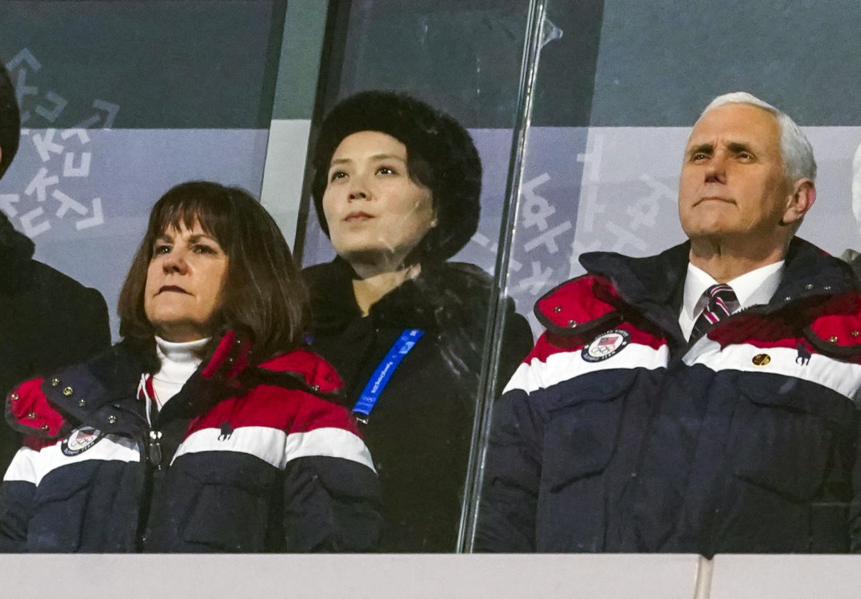 Kim Yo-jong, la hermana del líder de Corea del Norte, Kim Jong-un, detrás del vicepresidente estadounidense, Mike Pence, y su esposa, Karen Pence, en la ceremonia de apertura de los Juegos Olímpicos de Invierno en Pieonchang, Corea del Sur, el 9 de febrero de 2018. (Doug Mills / The New York Times)