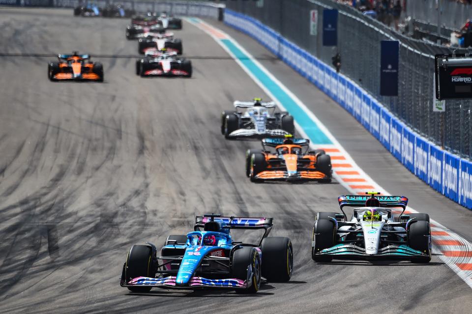 Fernando Alonso rodando por delante de Lewis Hamilton en el Gran Premio de Miami. (Foto: Chandan Khanna / AFP / Getty Images). 