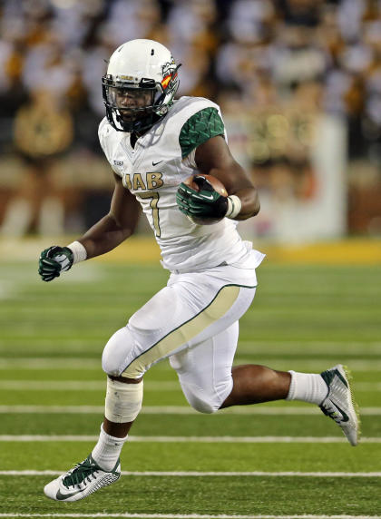 Nov 29, 2014; Hattiesburg, MS, USA; UAB Blazers running back Jordan Howard (7) carries the ball against the Southern Miss Golden Eagles in the second half at M.M. Roberts Stadium. (Chuck Cook-USA TODAY Sports)