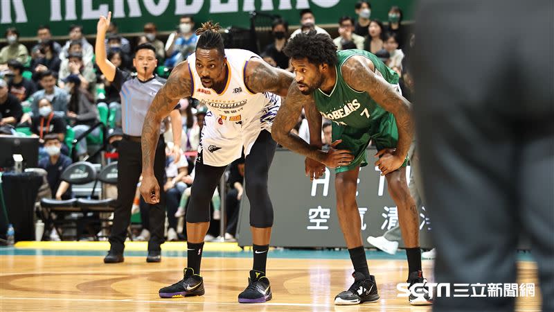 「魔獸」霍華德（Dwight Howard）客場復出對戰台啤英熊和瓊斯（Perry Jones III）卡位。（圖／記者劉彥池攝影）