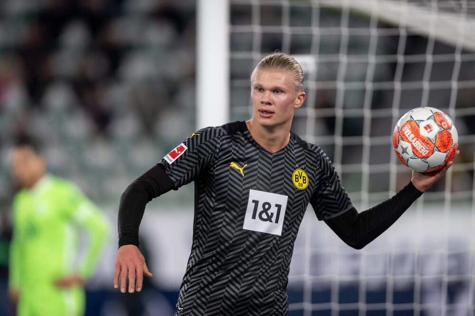 Erling Haaland im schwarzen BVB-Trikot und Ball in der Hand