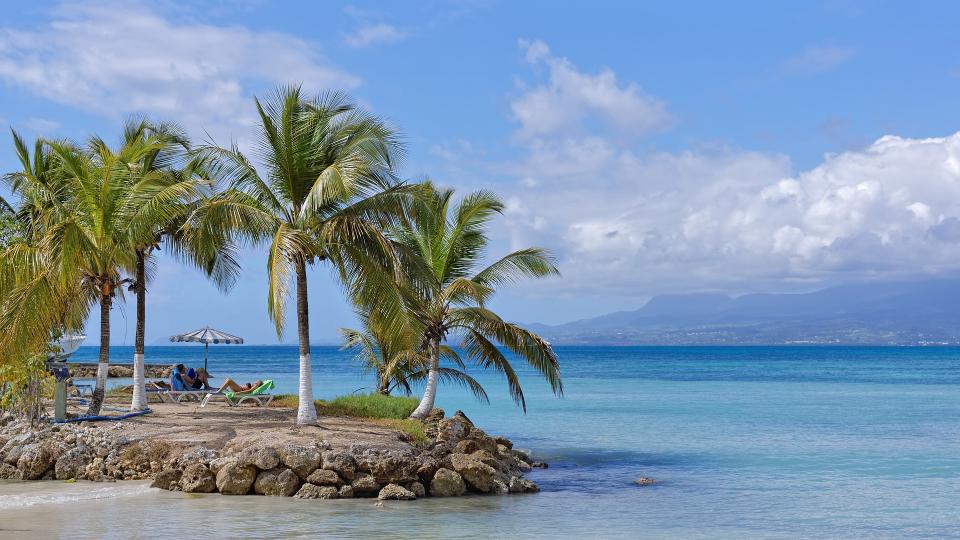 <p>Guadalupe es un pequeño archipiélago de las Antillas que forma una región de ultramar en Francia. Resulta el destino ideal tanto para los aficionados a las playas exóticas y de aguas cristalinas, como para los que prefieren la montaña, por el alucinante interior de sus islas. Para llegar, su aeropuerto principal es el de Pointe à Pitre y muchos cruceros hacen parada allí en su recorrido por el Caribe. (Foto: Pixabay / <a rel="nofollow noopener" href="http://pixabay.com/es/photos/playa-coco-mar-guadalupe-tropical-4069345/" target="_blank" data-ylk="slk:jlxp;elm:context_link;itc:0;sec:content-canvas" class="link ">jlxp</a>). </p>