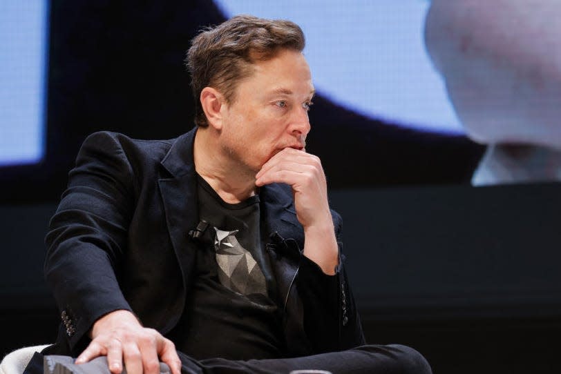 Elon Musks Unternehmen Tesla hat einen weiteren hochrangigen und langjährigen Mitarbeiter verloren. - Copyright: Richard Bord/Getty Images