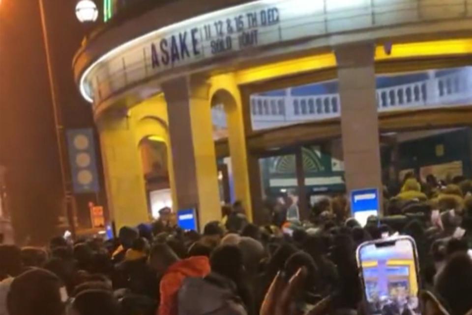 A screengrab from video taken with permission from the X account @rofiatcc of the crowd outside Brixton Academy following the December 2022 crush (PA)