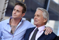 En 2011, le clan Douglas va subir un autre coup dur. Cameron, le fils aîné de l’acteur, écope d’une peine de sept ans de prison pour usage et trafic de drogue. Michael Douglas, qui lui a coupé les vivres deux ans plus tôt pour tenter de provoquer un électrochoc, est alors rongé par la culpabilité. Trop absent durant la jeunesse de son fils, il se sent responsable de sa dérive. L’épreuve s’achèvera finalement en 2019, à la sortie de prison de Cameron, transformé par son expérience carcérale. "<em>C’est la fin d’un cauchemar qui a duré dix-huit ans</em>", soufflera alors la star, très émue, sur le plateau d’ABC News. (<em>Axelle/Bauer-Griffin/FilmMagic</em>)