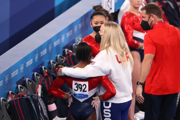 Simone Biles, junto a su entrenadora Laurent Landi, despés de su actuación en el salto y antes de anunciarse su baja