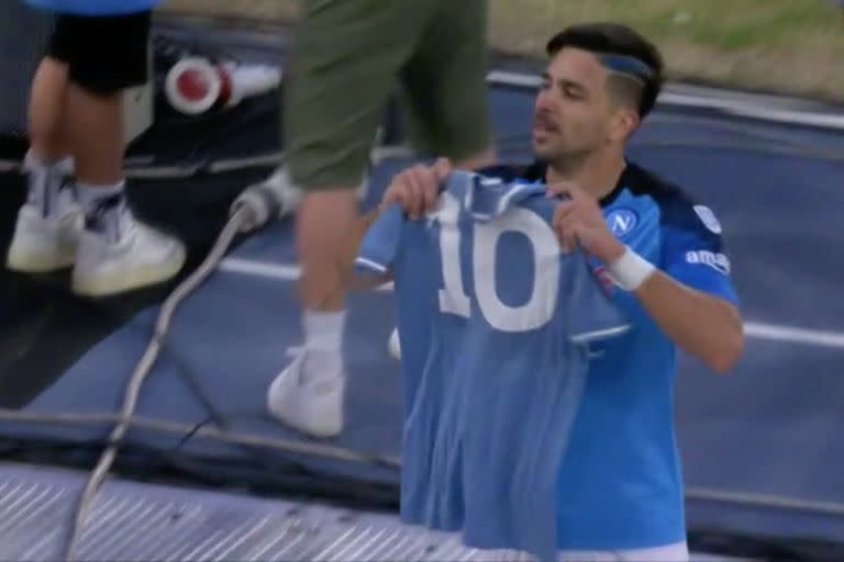 Giovanni Simeone festejó su gol con la camiseta de Diego Maradona.