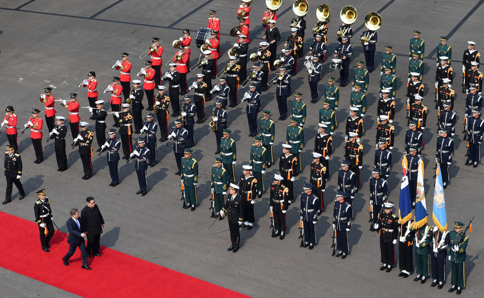 The leaders&nbsp;attend the official welcome ceremony.