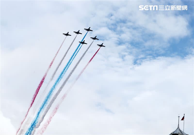 雙十國慶國軍展開空中全兵力預演，五架雷虎小組教練機施放藍白紅彩煙飛越總統府上空。（圖/記者邱榮吉攝影）