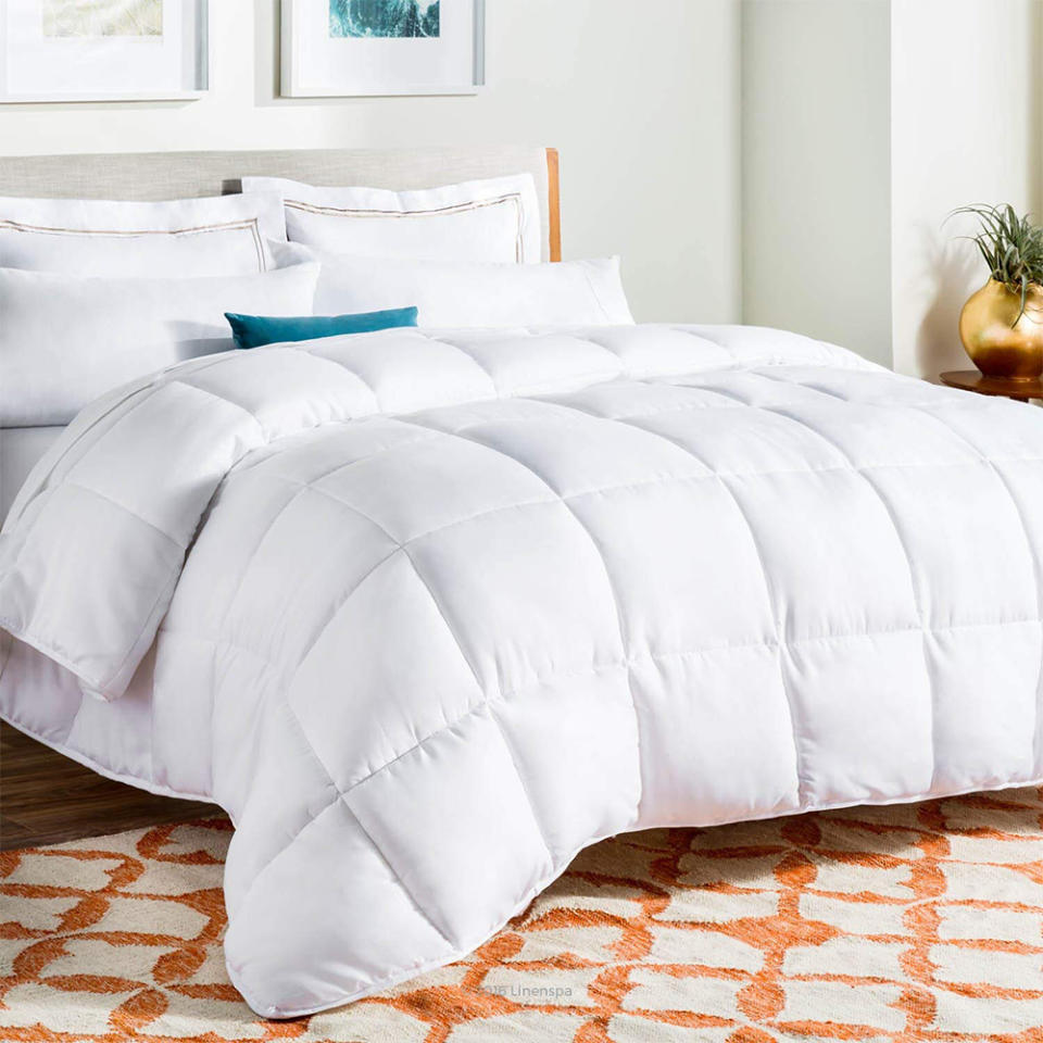 Linenspa All-Season White Down Alternative Quilted Comforter. (Photo: Amazon)