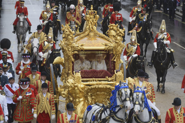 El rey Carlos III y la reina Camila a bordo de un carruaje dorado en su camino de regreso al Palacio de Buckingham, desde la Abadía de Westminster, tras su ceremonia de coronación, en Londres, el sábado 6 de mayo de 2023. (Christian Sinibaldi/Pool via AP)