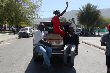 Locals residents transport the casket of a man shot dead during anti-government protests in Port-au-Prince, Haiti, February 22, 2019. REUTERS/Ivan Alvarado