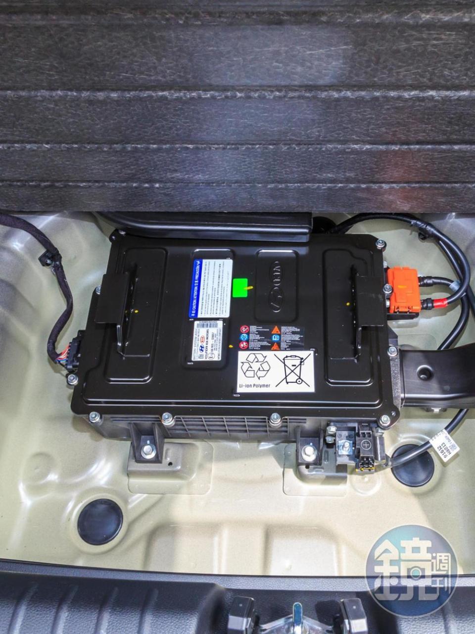 位於後廂底板下的輕油電系統鋰電池組。