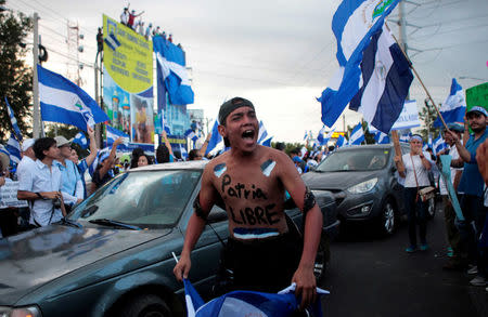 Un manifestante participa en una protesta contra el presidente nicaragüense Daniel Ortega, en Managua. REUTERS/Oswaldo Rivas. 15 de mayo de 2018. REUTERS/Oswaldo Rivas